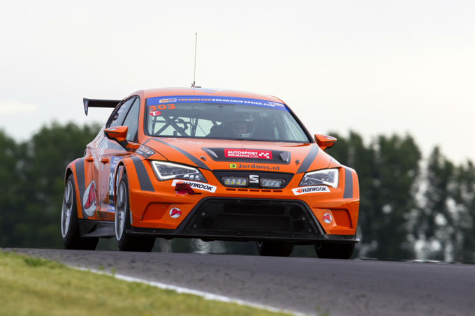 24H Slovakia Ring: Red Camel-Jordans.nl-SEAT kaapt pole-position weg voor de neus van locale helden